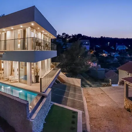 Holiday home Tiffany Mit Privatem Aussen- Und Innenpool